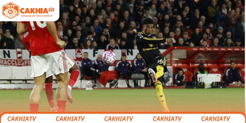 Pha volley ấn tượng của Amad Diallo đã cứu thua cho Quỷ Đỏ